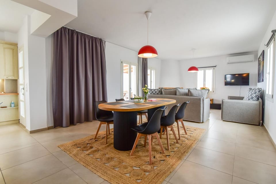 TV and multimedia, Living room, Seating area, Dining area