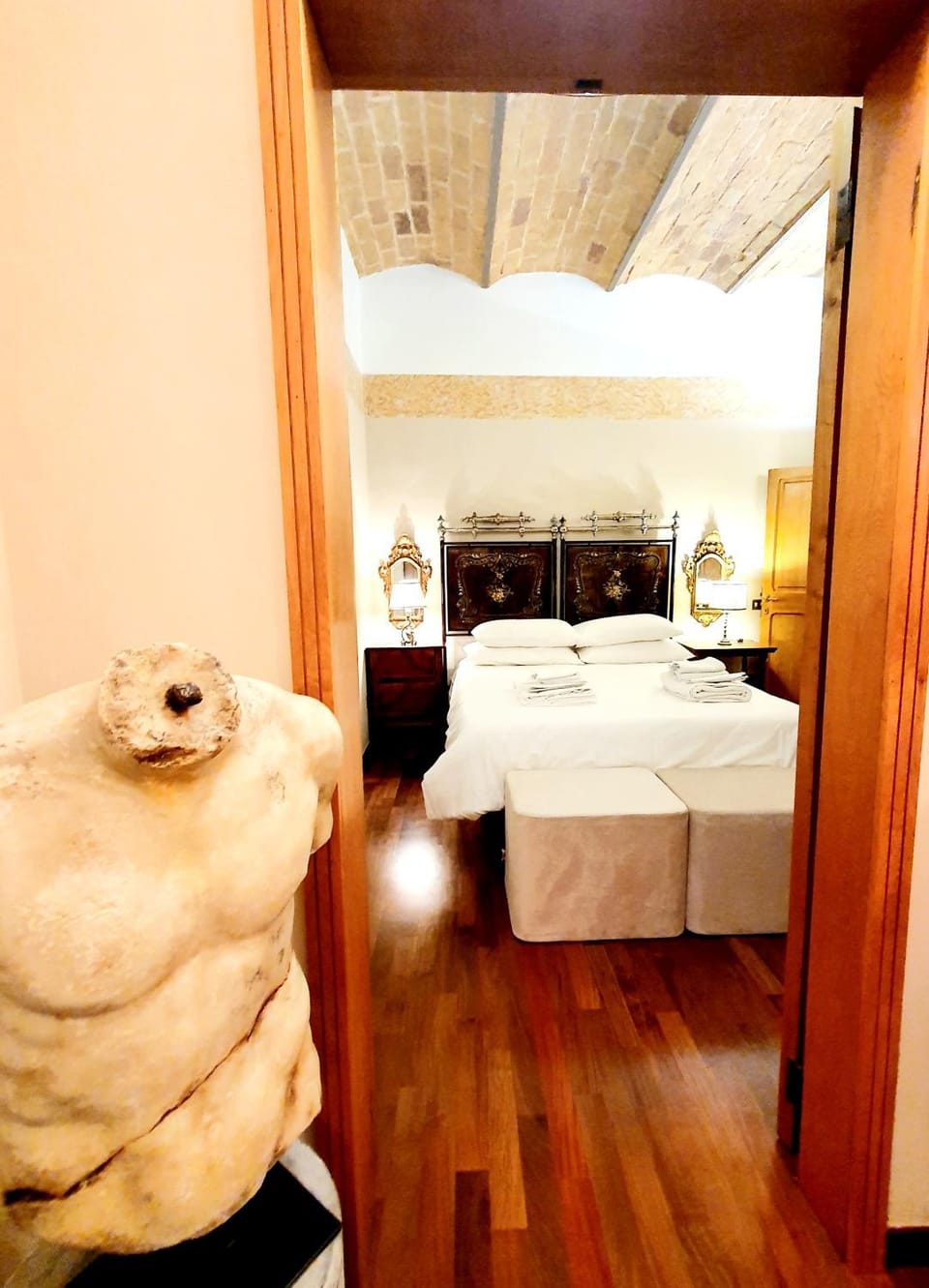 Bed, Photo of the whole room, Seating area, Bedroom
