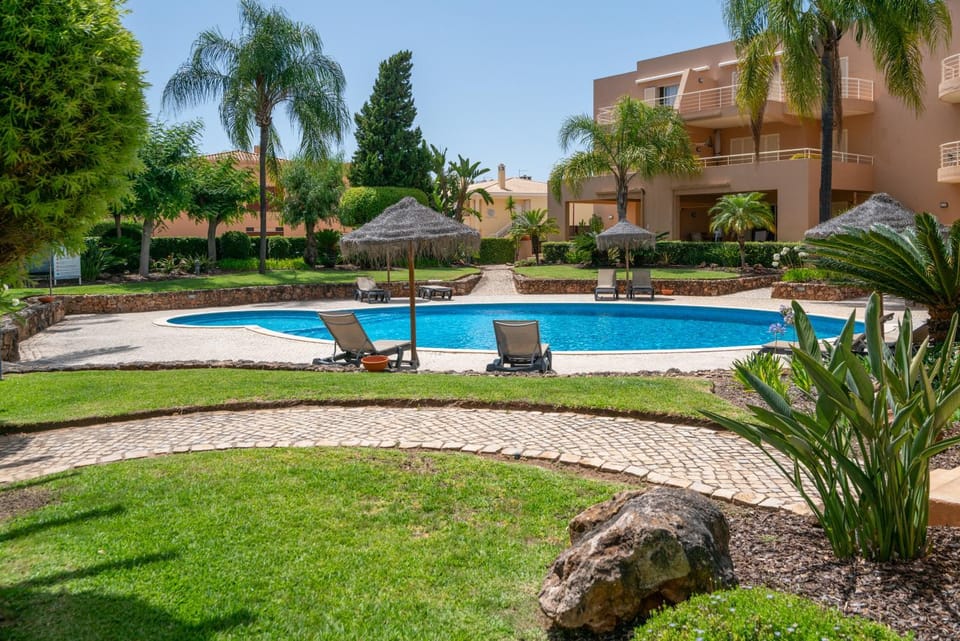Garden view, Swimming pool, Swimming pool, sunbed