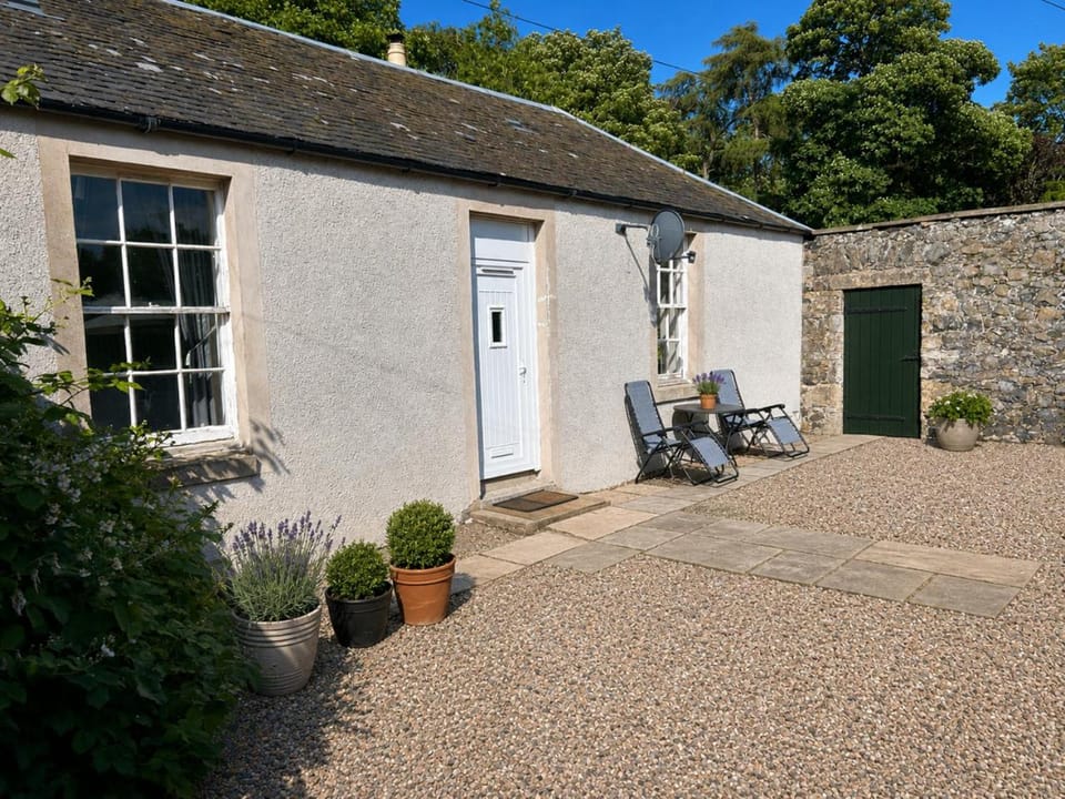 Ivy golf cottage House in Scotland