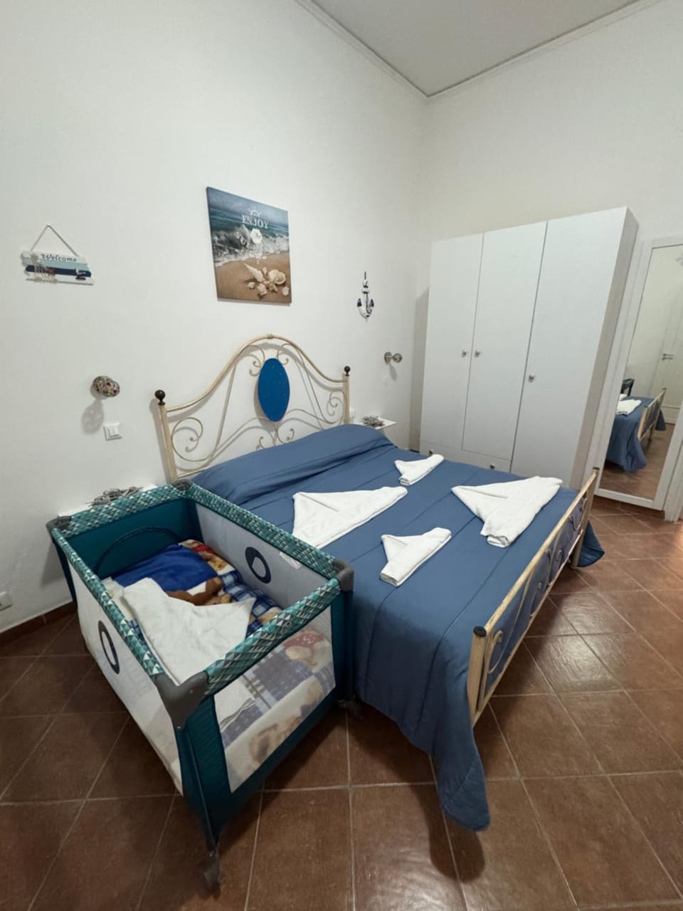Bedroom, cot