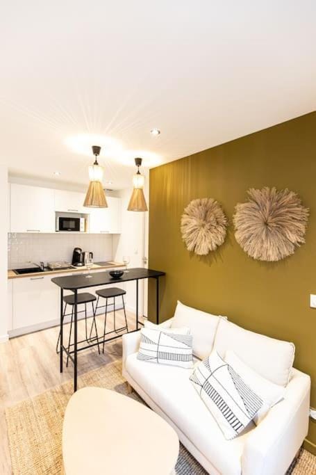 Kitchen or kitchenette, Living room, Seating area, Dining area, minibar, stove