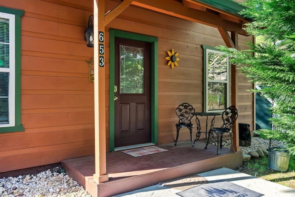 A Top Notch Lodge Cozy Cabin 3 Miles to Downtown Gatlinburg Cabin in Gatlinburg