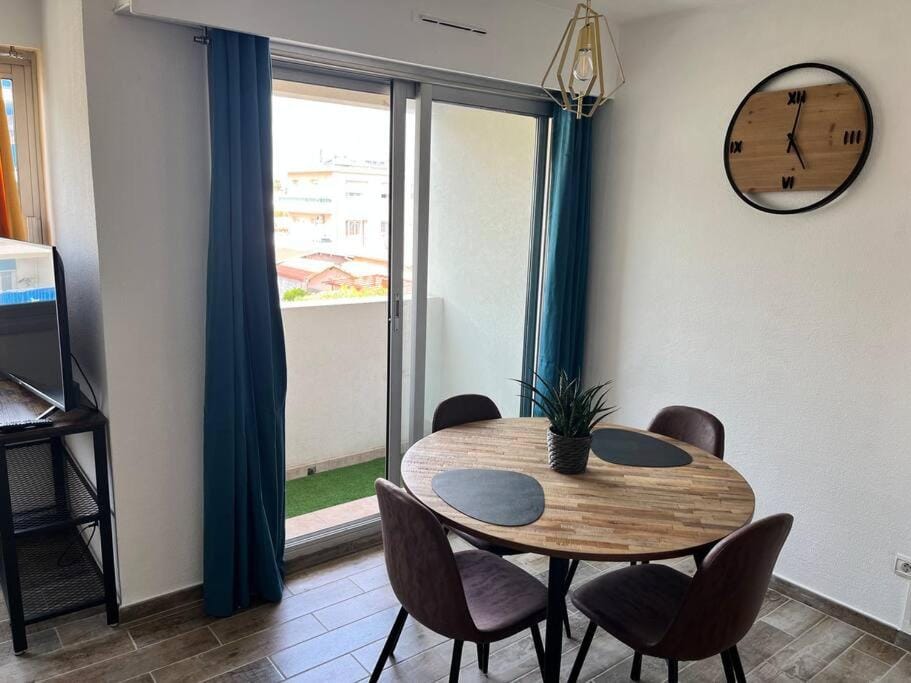 grand studio proche plage Apartment in Antibes