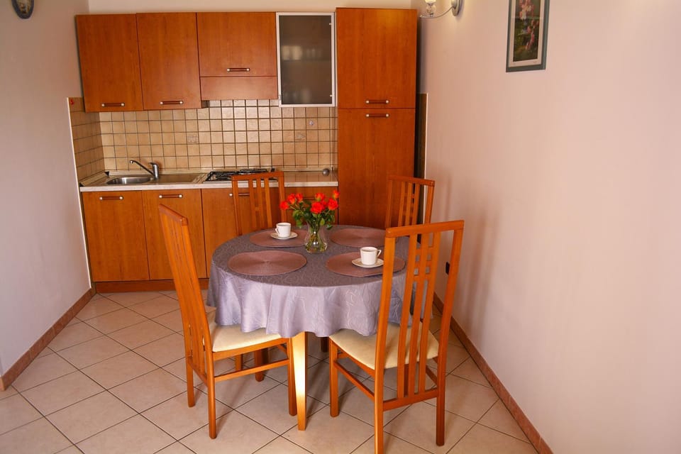 Kitchen or kitchenette, Dining area, pet friendly