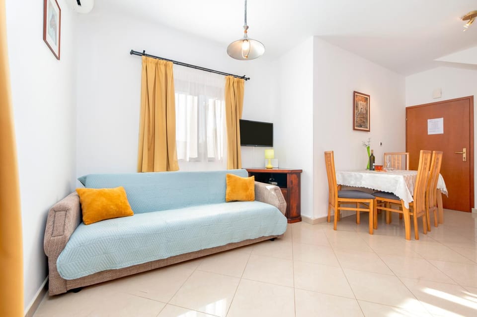 Communal lounge/ TV room, Bed, Living room