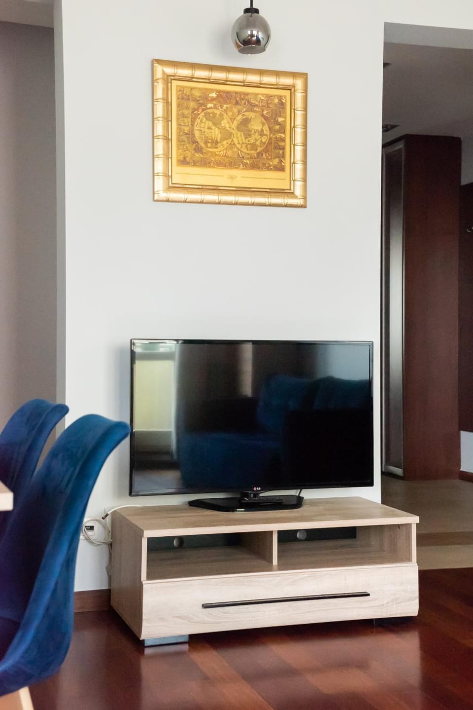 TV and multimedia, Living room, Seating area, Evening entertainment