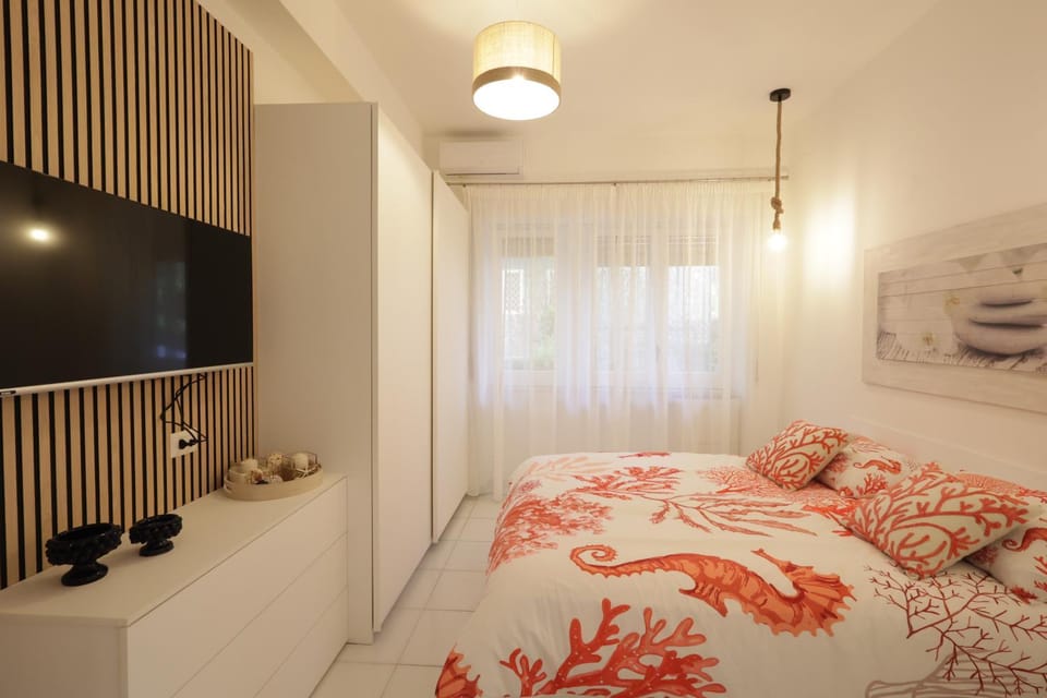 Bed, TV and multimedia, Photo of the whole room, Bedroom