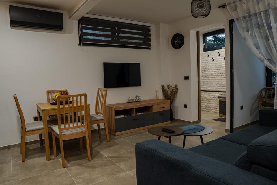 Living room, Dining area, air conditioner