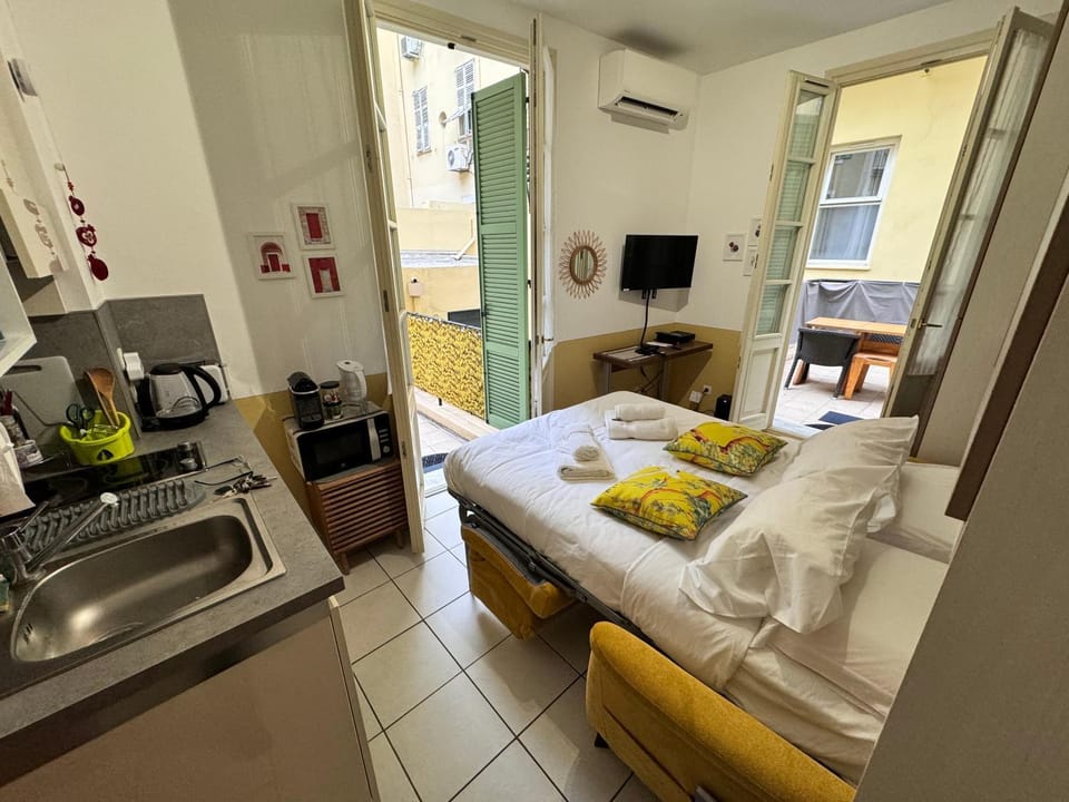 TV and multimedia, Coffee/tea facilities, Kitchen or kitchenette, Photo of the whole room, Seating area, Bedroom, minibar, stove, towels
