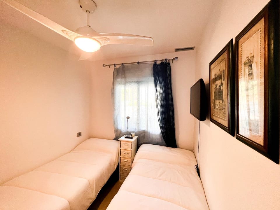 Bed, TV and multimedia, Photo of the whole room, Bedroom, fireplace