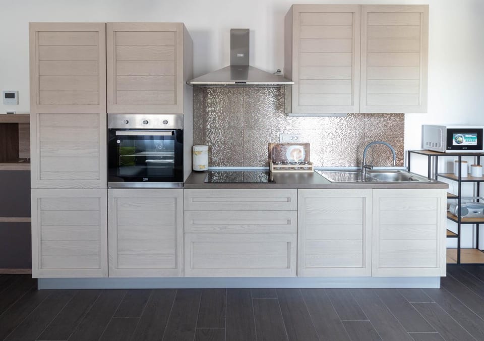 Kitchen or kitchenette, dishwasher, oven