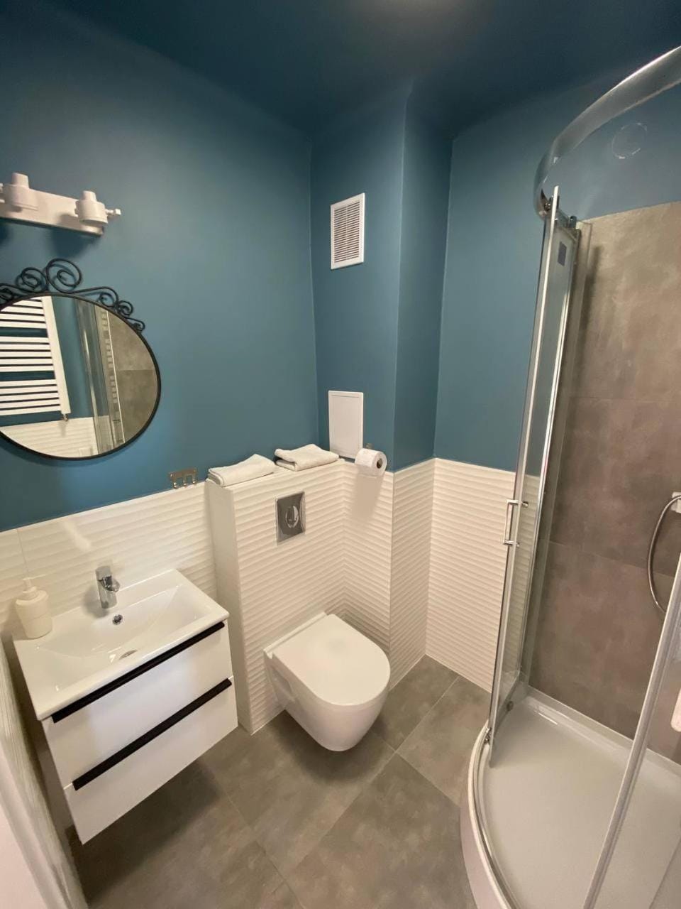 Shower, Toilet, Bathroom, towels