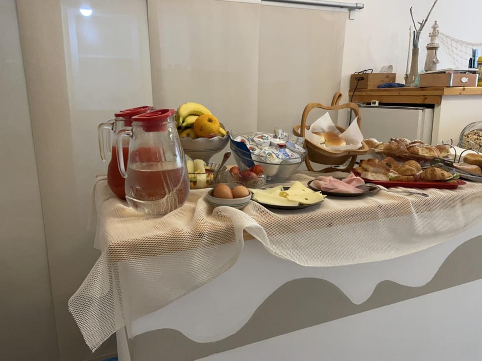 Food and drinks, Food, Breakfast, Continental breakfast, Buffet breakfast, Drinks