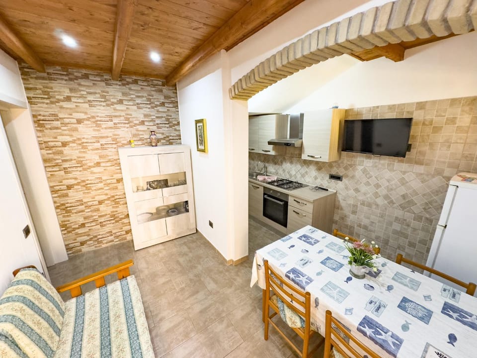 Kitchen or kitchenette, Dining area, oven, stove