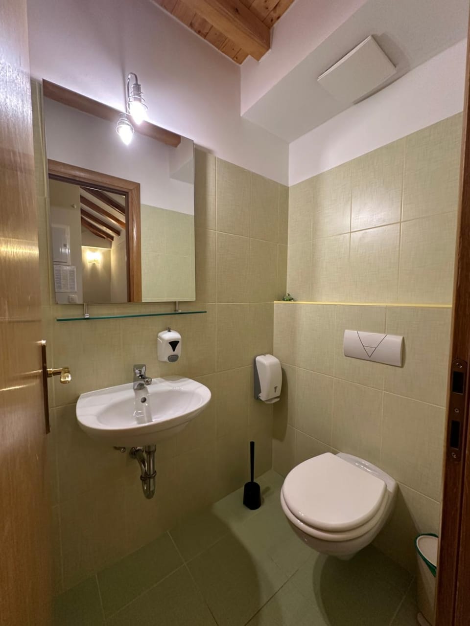 Toilet, towels