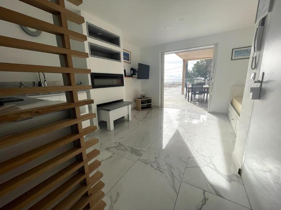 TV and multimedia, Kitchen or kitchenette, Living room
