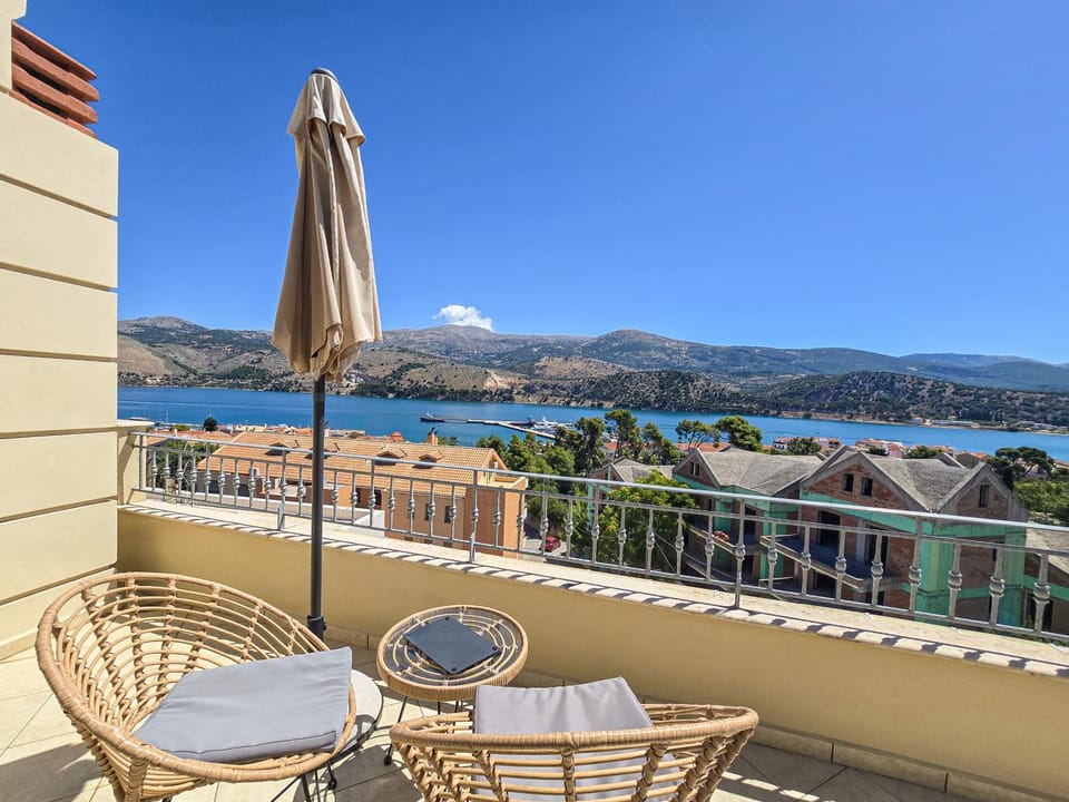 Cielo Alto Penthouse - 4 bedrooms, sleeps 10 Apartment in Argostolion