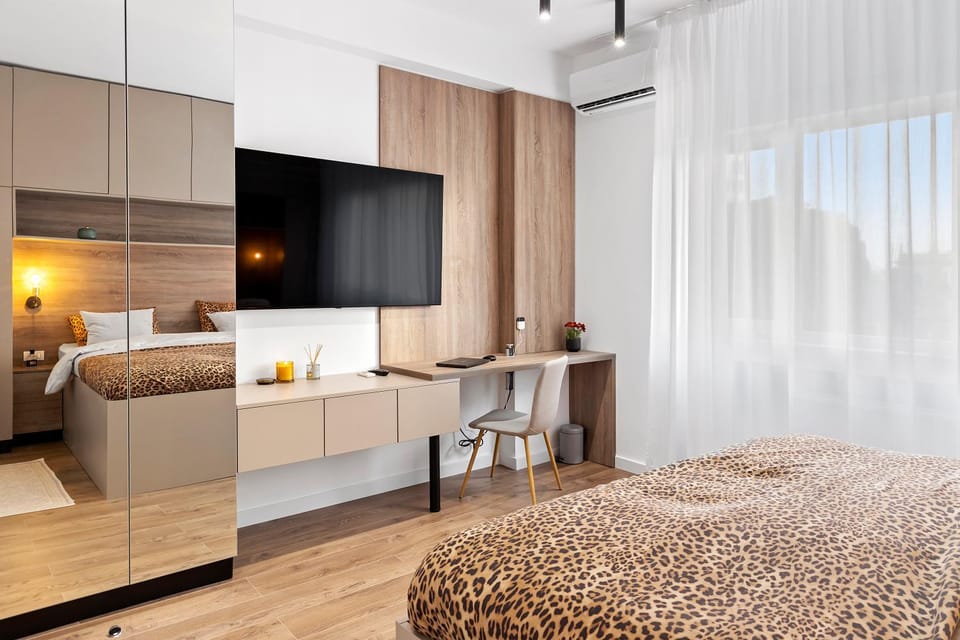 Bed, TV and multimedia, Bedroom