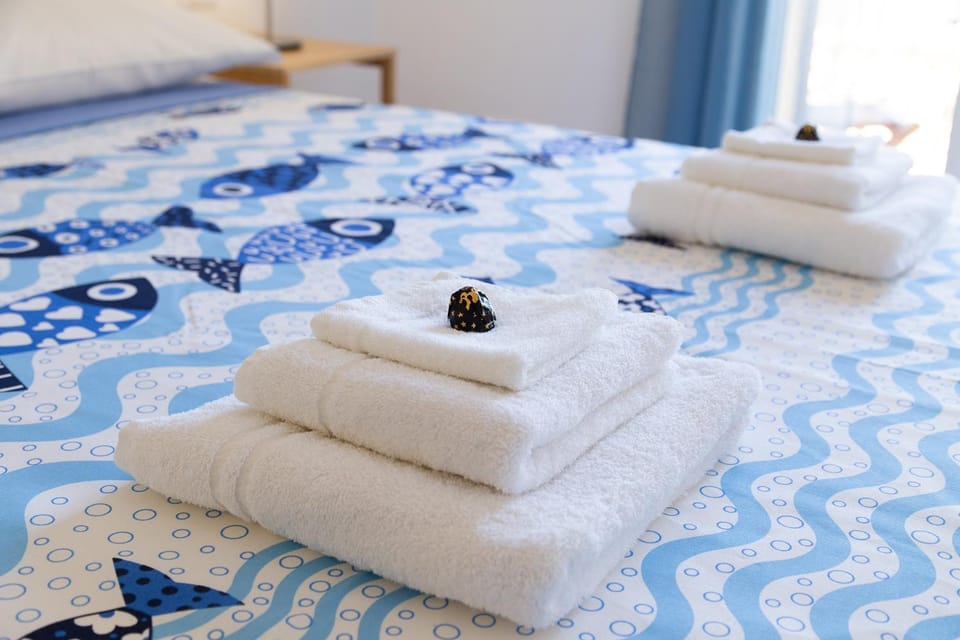 Bed, towels