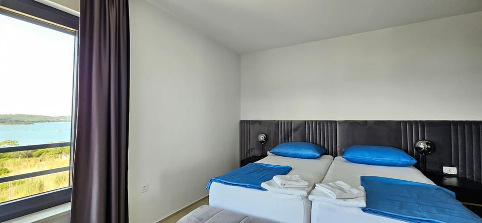 Bed, Natural landscape, Photo of the whole room, Bedroom