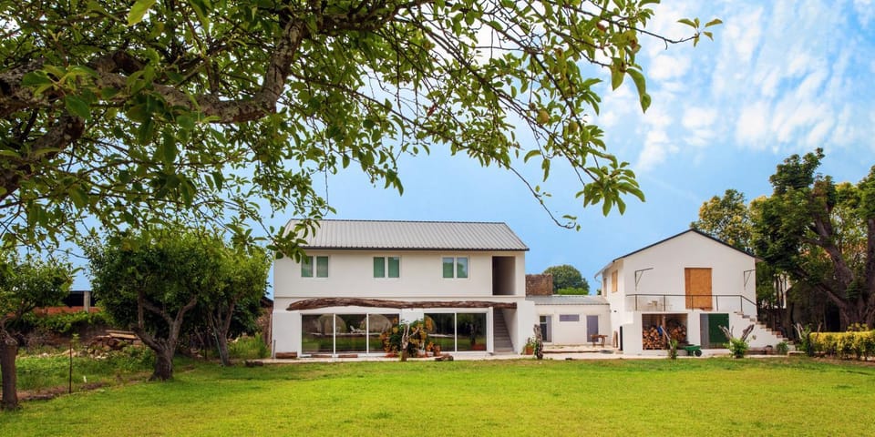Property building, Day, Natural landscape, Garden, Balcony/Terrace