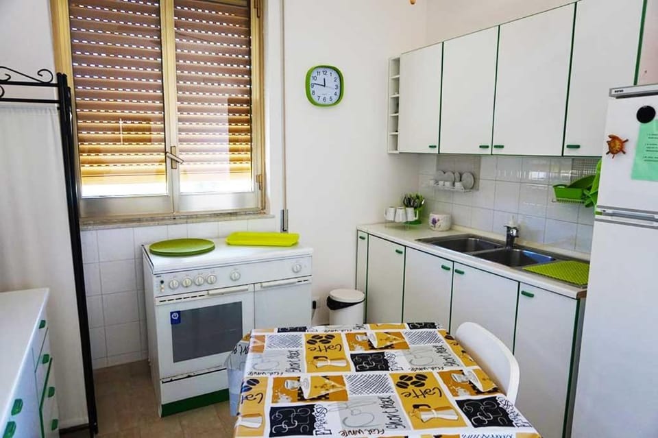 Kitchen or kitchenette, Dining area, Communal kitchen, pet friendly, stove, kitchen