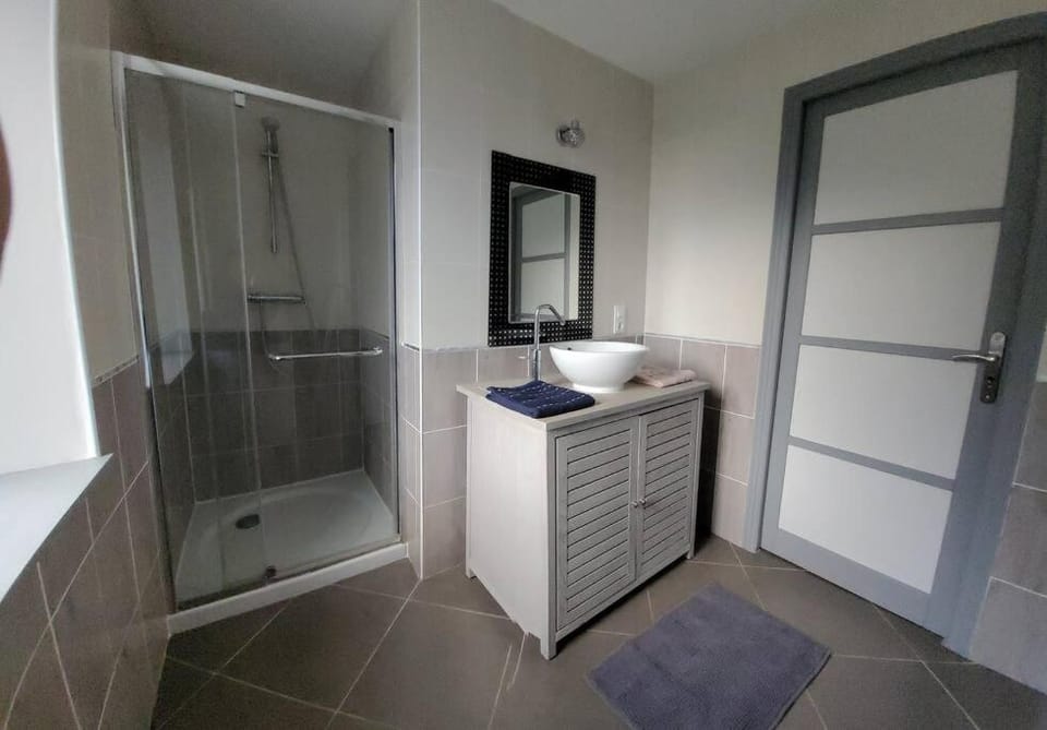 Shower, Bathroom, towels
