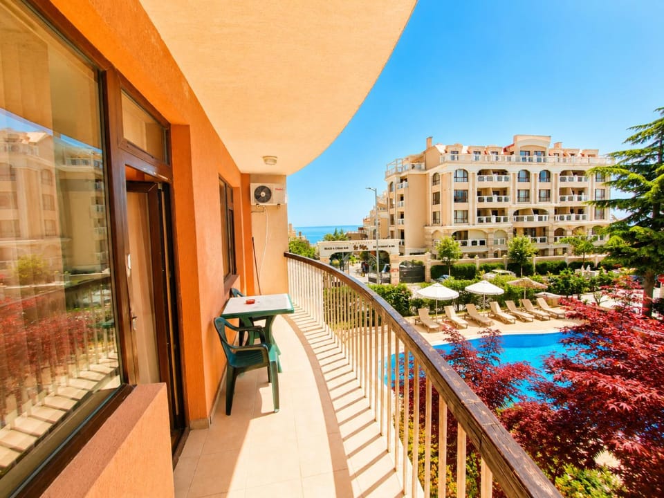 View (from property/room), Balcony/Terrace, Pool view, Swimming pool, sunbed