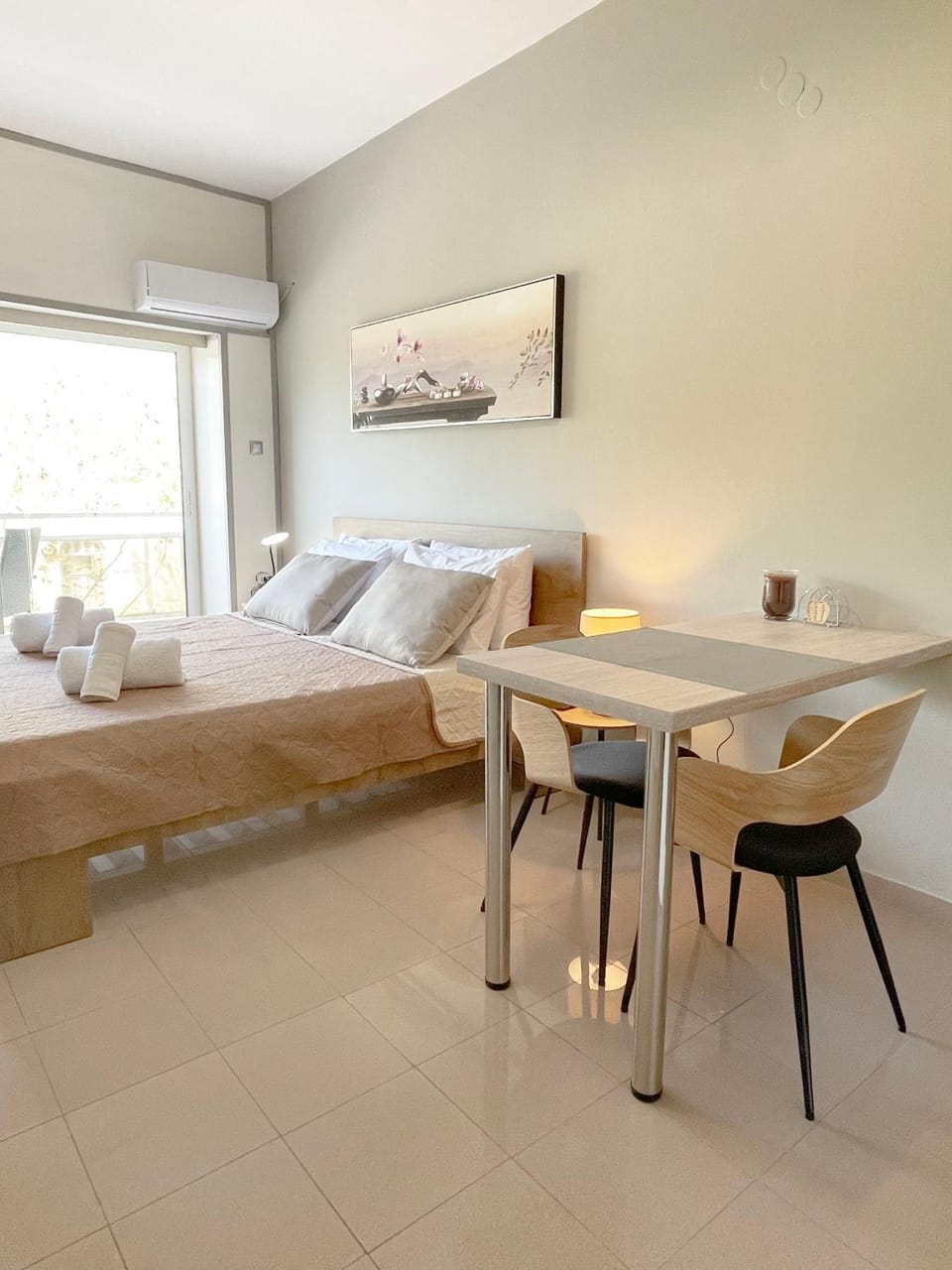 Photo of the whole room, Dining area