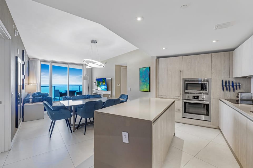 TV and multimedia, Kitchen or kitchenette, Dining area, Sea view, dishwasher, minibar, pet friendly, stove, toaster