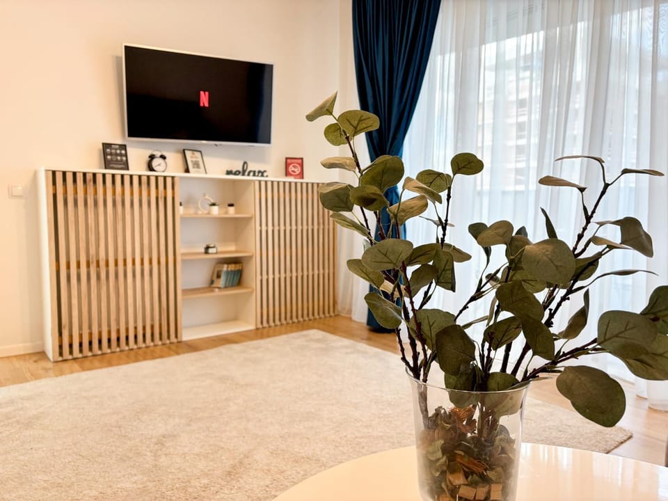 The Oasis - Parking, Smart TV, Walk-in shower Apartment in Cluj-Napoca