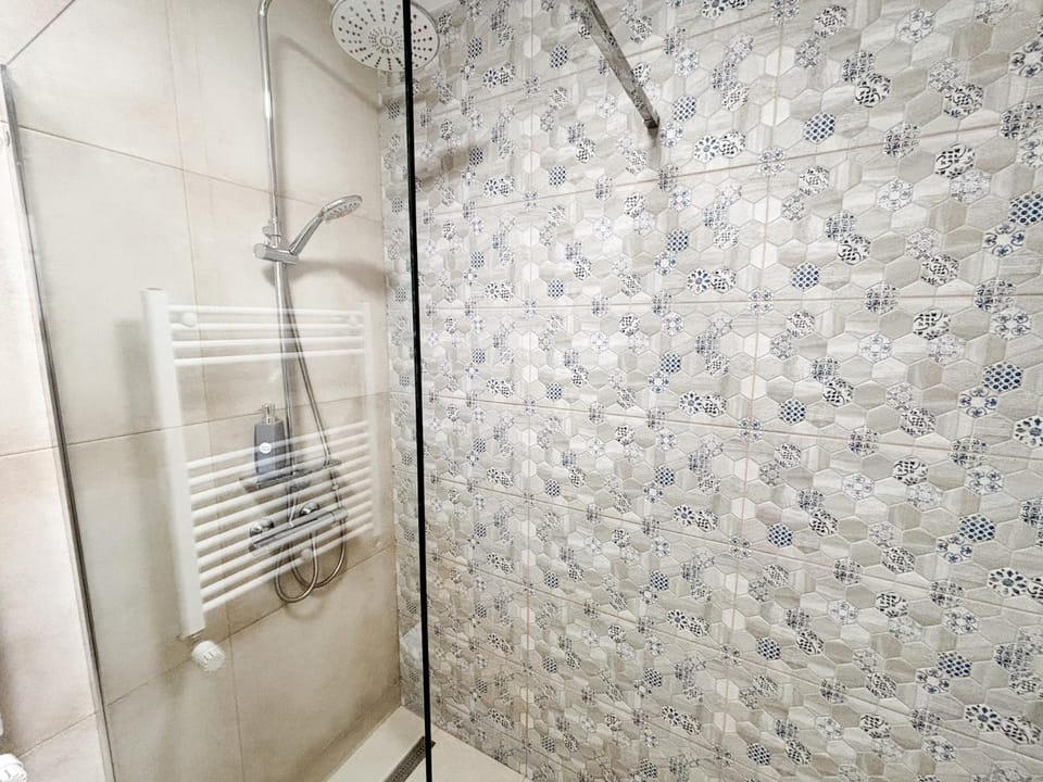 The Oasis - Parking, Smart TV, Walk-in shower Apartment in Cluj-Napoca