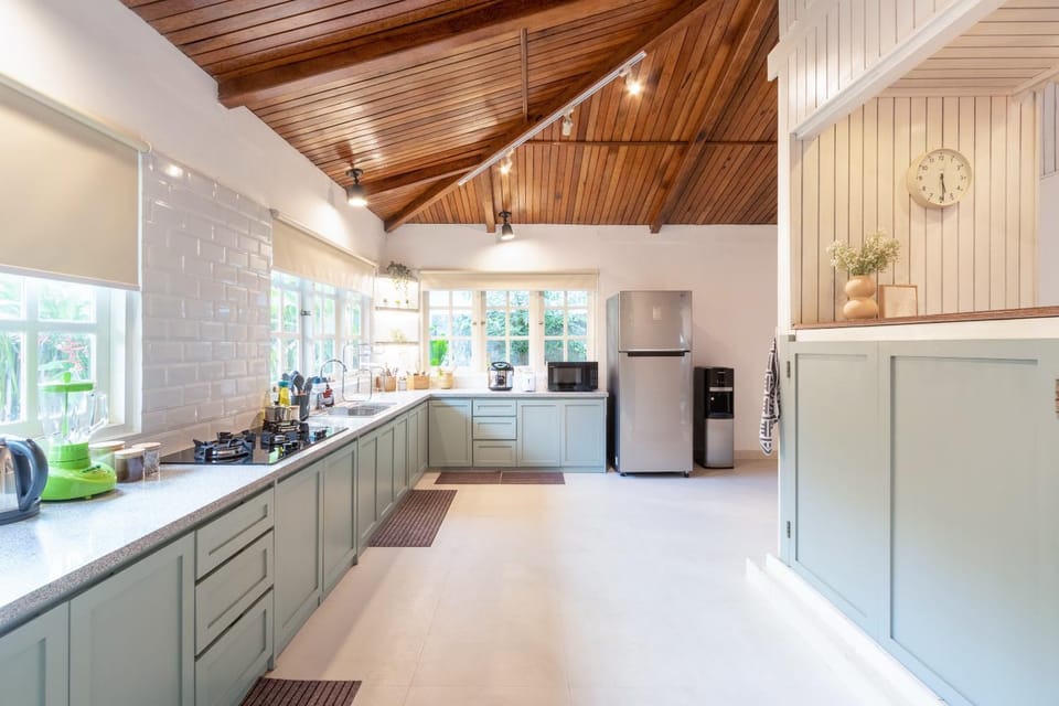 Kitchen or kitchenette, minibar, stove, toaster