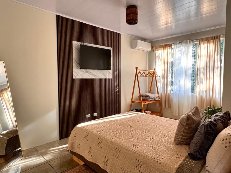 Bed, TV and multimedia, Living room, Photo of the whole room, Bedroom