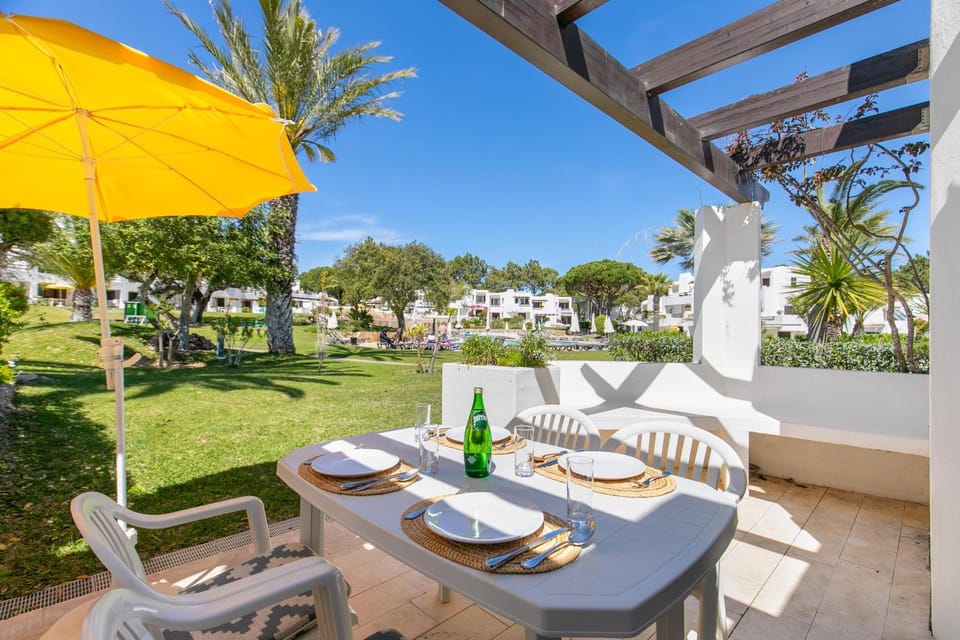 Balaia Golf Poolside Retreat - Superior 2 bed villa Apartment in Olhos de Água