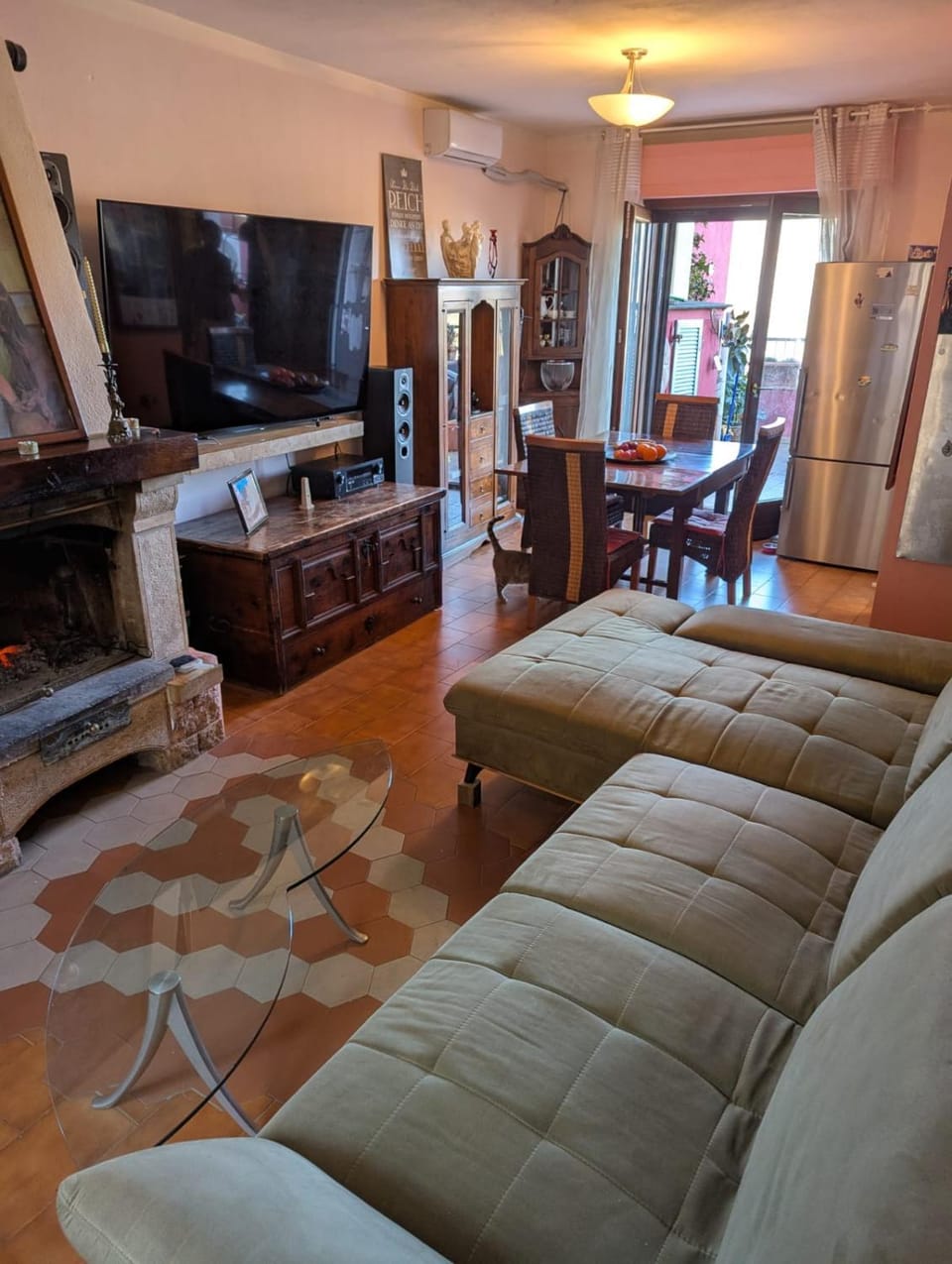 Communal lounge/ TV room, TV and multimedia, Living room, Seating area, Dining area, Evening entertainment, oven
