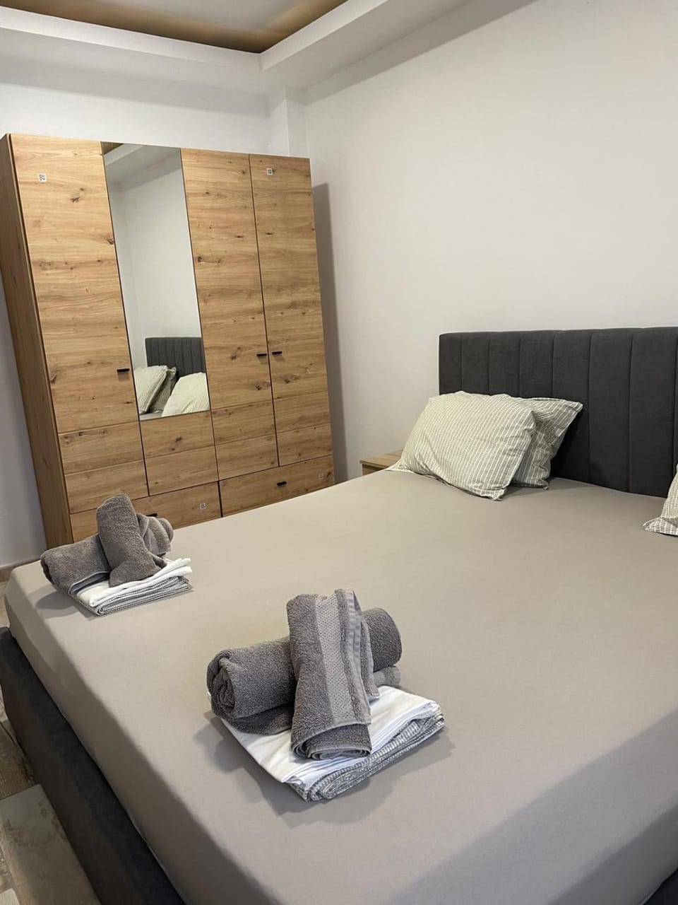 Photo of the whole room, Bedroom, wardrobe