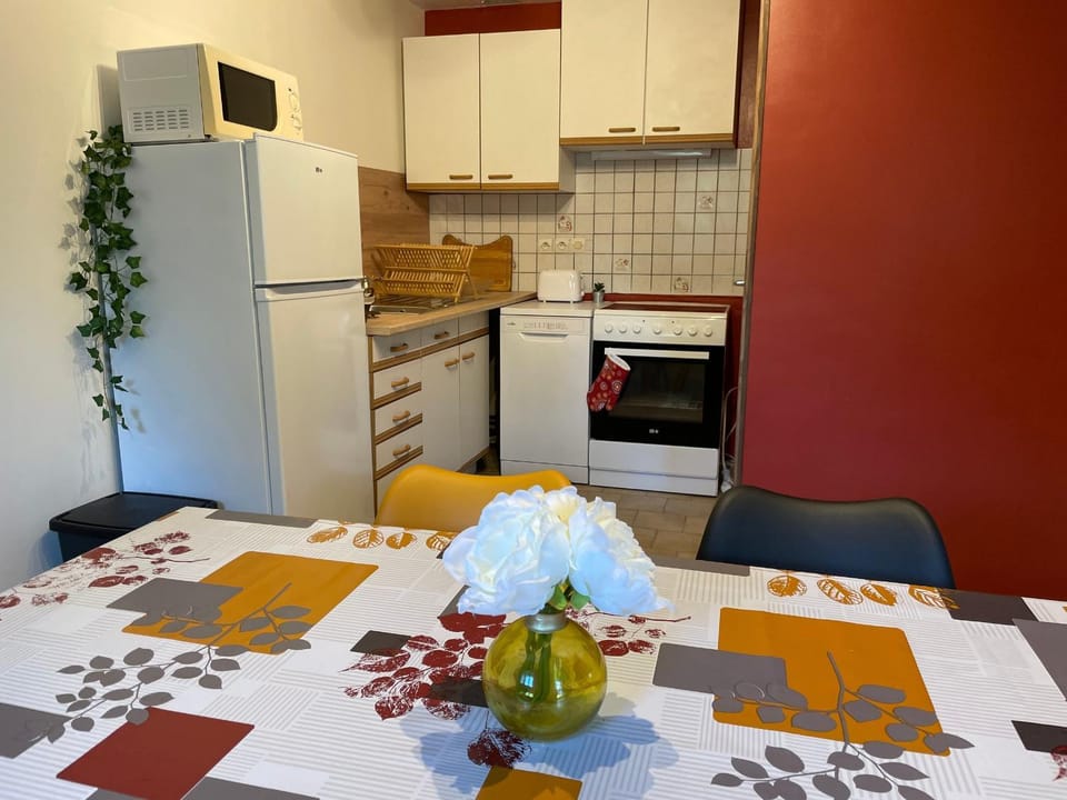 Gîte cosy au calme avec grand jardin, proche du Mans - Parking privé, Wifi fibre, équipements complets - FR-1-410-392 House in Pays de la Loire