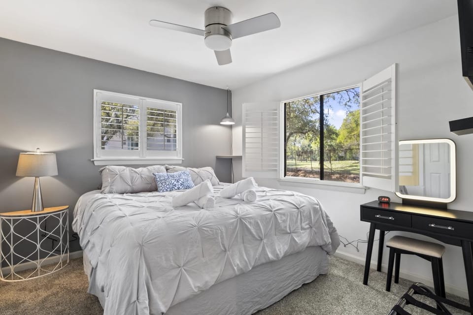 Bed, TV and multimedia, Photo of the whole room, Bedroom, fireplace