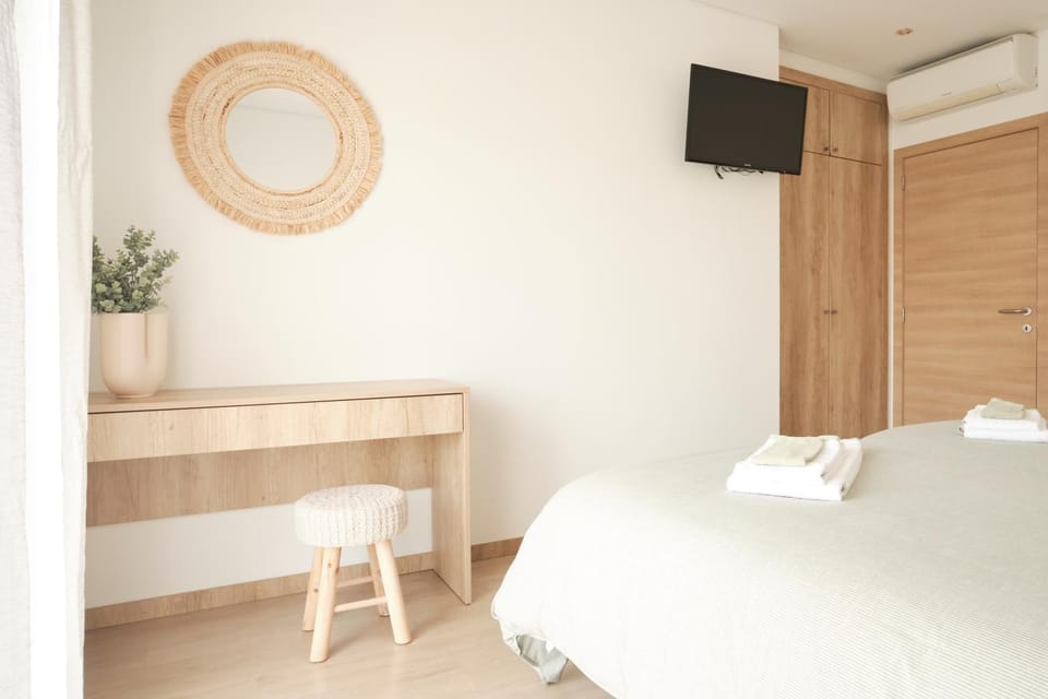 Bed, TV and multimedia, Photo of the whole room, Bedroom, towels, wardrobe, air conditioner