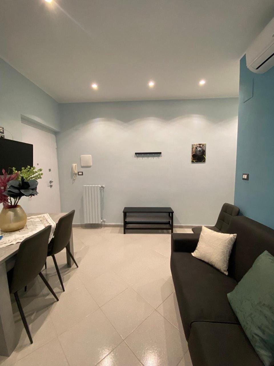 Communal lounge/ TV room, TV and multimedia, Living room, Seating area, Dining area, Evening entertainment, air conditioner