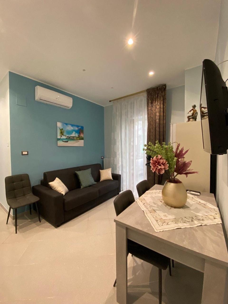 TV and multimedia, Living room, Seating area, fireplace, air conditioner