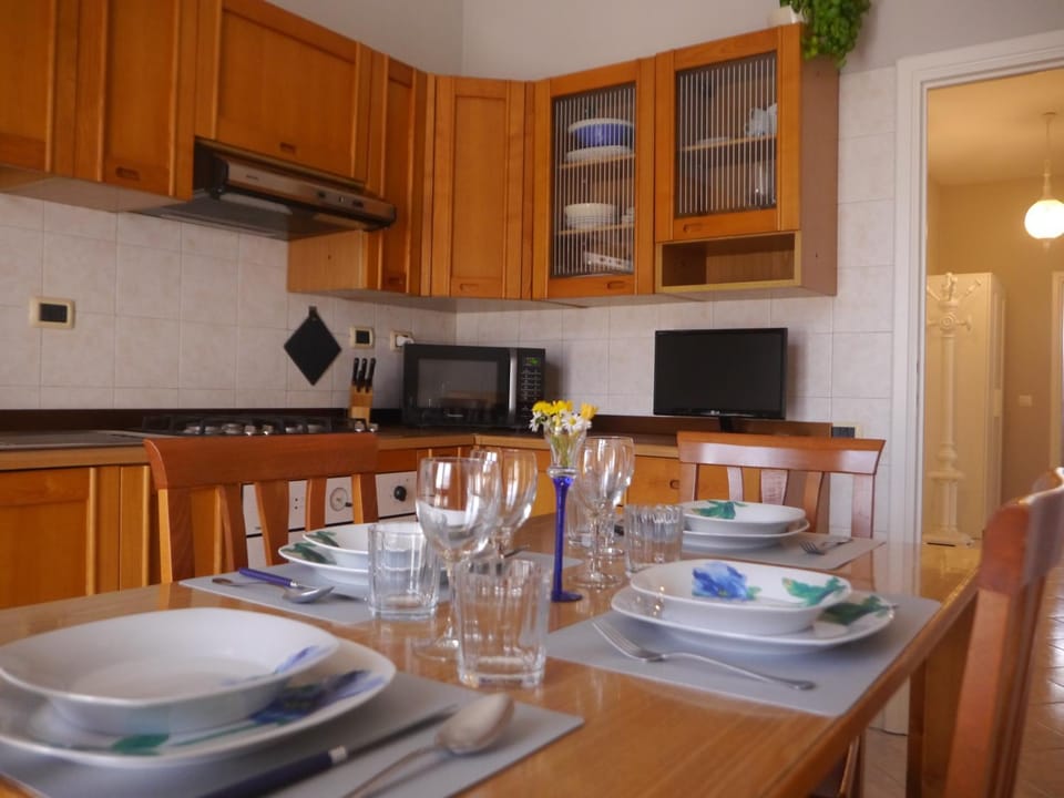 Kitchen or kitchenette, Dining area, minibar, pet friendly
