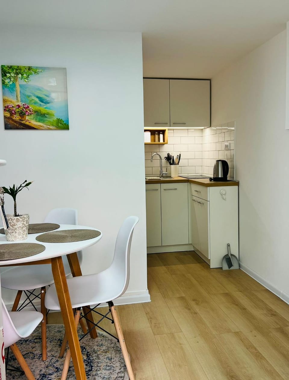 Coffee/tea facilities, Kitchen or kitchenette, Dining area, stove, toaster