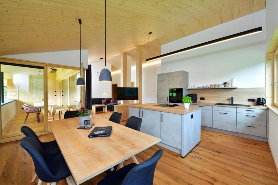 TV and multimedia, Kitchen or kitchenette, Seating area, Dining area, stove