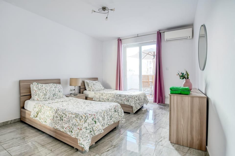Bed, Photo of the whole room, Bedroom, air conditioner