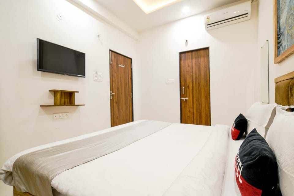 Bed, TV and multimedia, Bedroom
