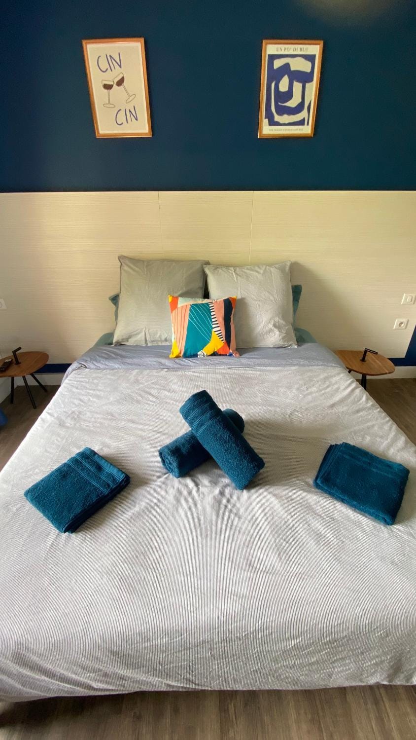 Bed, Photo of the whole room, Bedroom