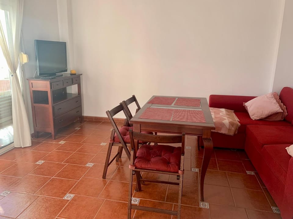 TV and multimedia, Living room, Seating area, Dining area